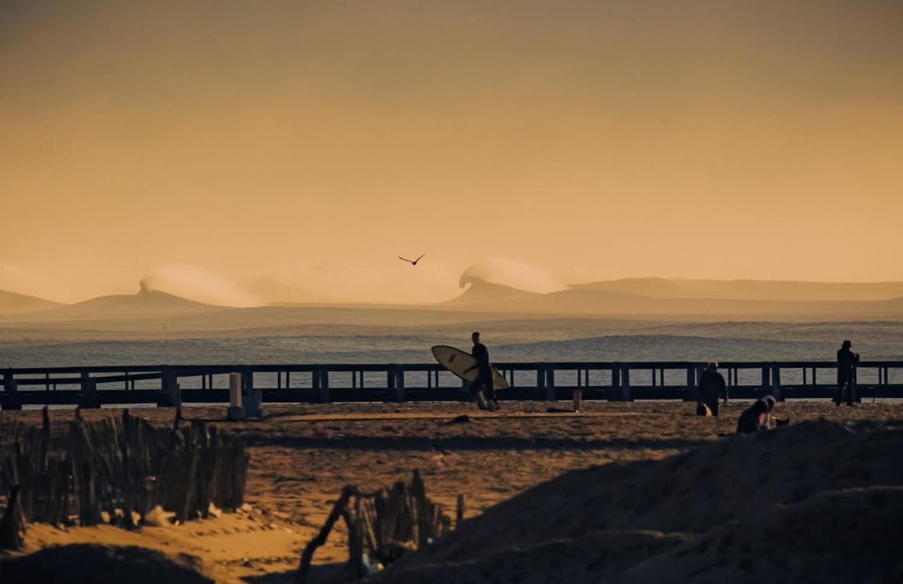 Surfeur sur les vagues de Capbreton à l'heure dorée