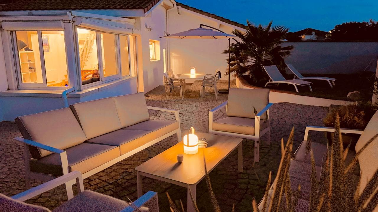 Terrasse de la Villa Atlantique de nuit, éclairée aux bougies