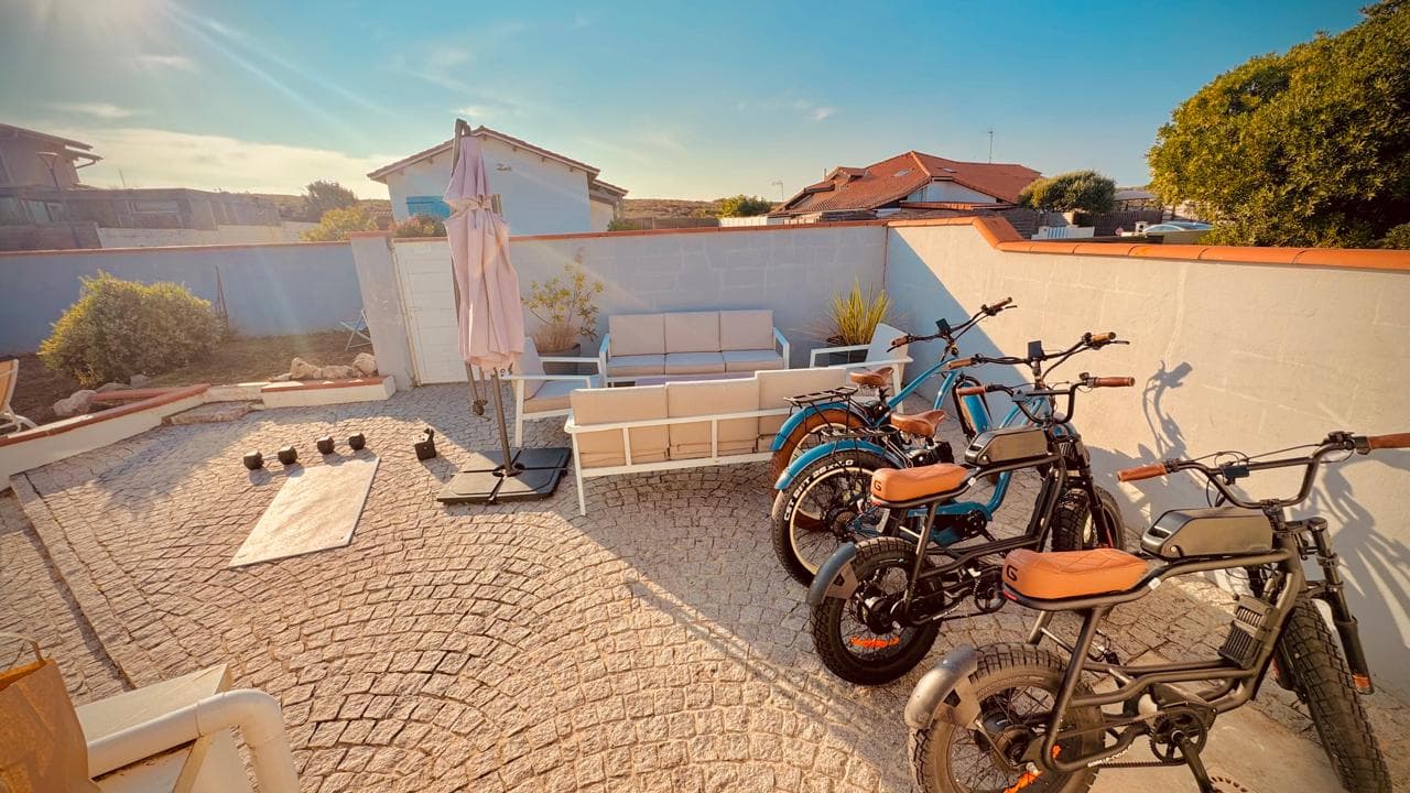 Vélos électriques Gorille dans la cour de la Villa Atlantique